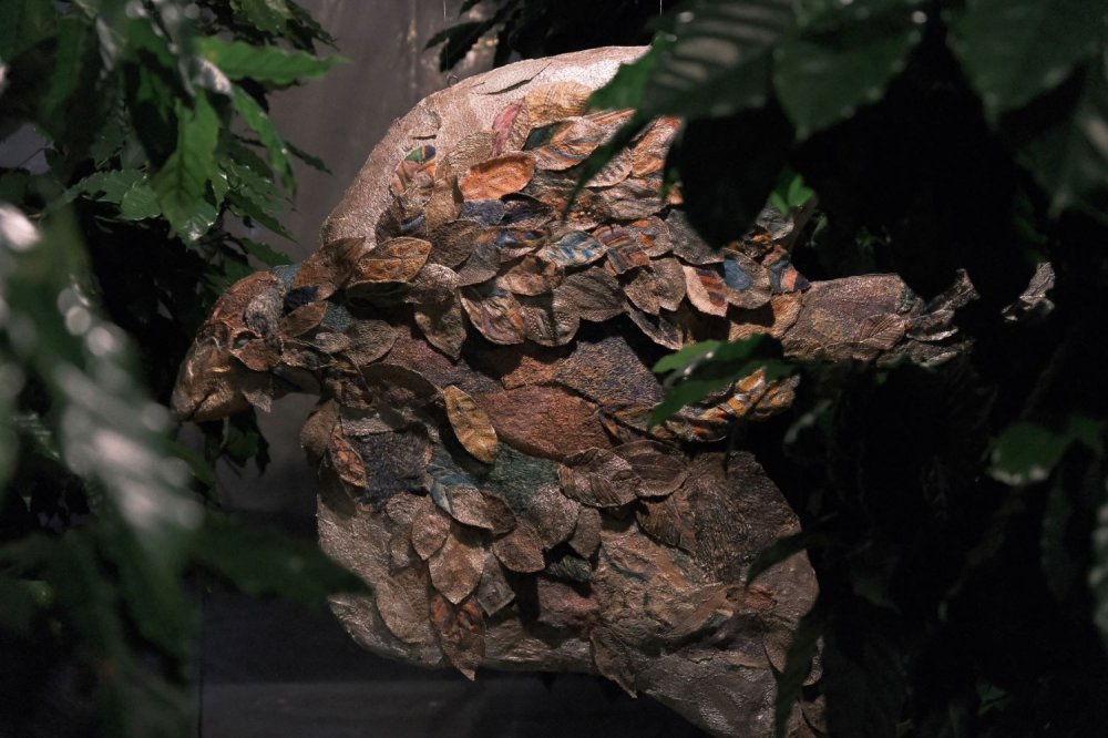 渡ってくる鳥（ミシンで一枚一枚縫われた葉っぱでできた鳥）